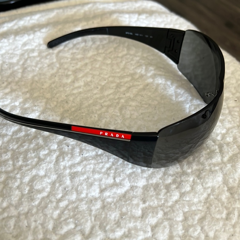 Prada sunglasses mint condition hardly worn..black